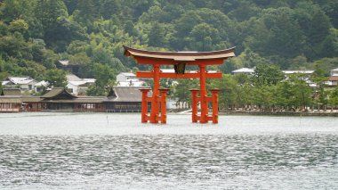 Hiroşima Miyajima 'daki Itsukushima Tapınağı Torii Kapısı