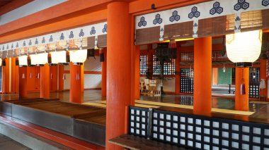 Japonya 'daki Miyajima Adası' ndaki Itsukushima Tapınağı 'nın içinde.