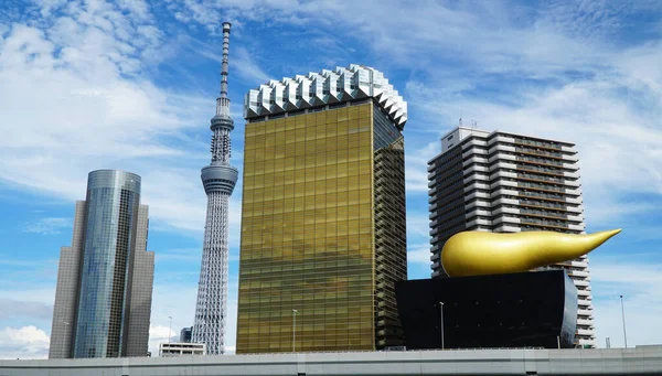 Asahi Bira Salonu Binası ve Skytree Kulesi, Asakusa. Tokyo, Japonya.