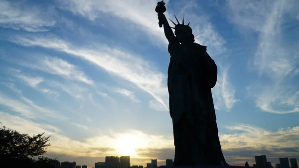 Odaiba, Tokyo. Japonya 'da Gökkuşağı Köprüsü ve Özgürlük Heykeli.