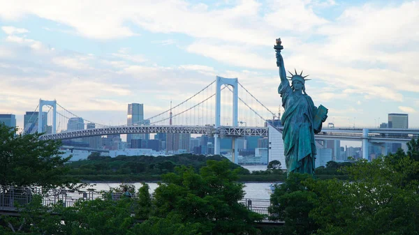 Odaiba, Tokyo. Japonya 'da Gökkuşağı Köprüsü ve Özgürlük Heykeli.