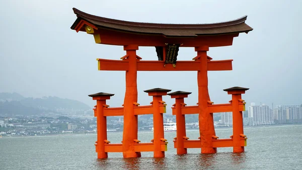 Hiroşima Miyajima 'daki Itsukushima Tapınağı Torii Kapısı