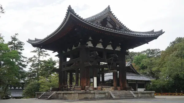 Todai-ji 'deki Budist Tapınağı' nın çan kulesi. Nara, Japonya.