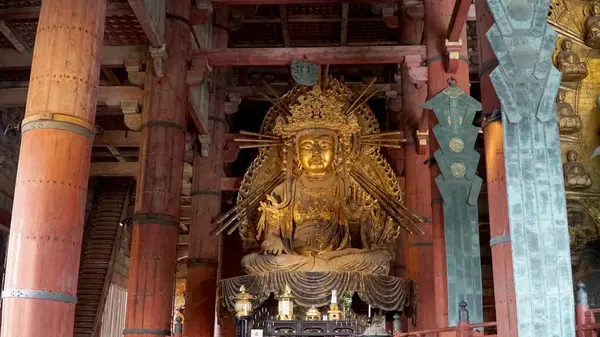 Todaiji Tapınağı 'ndaki Altın Guan Yin Heykeli. Nara, Japonya.