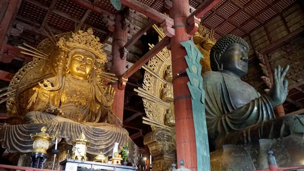 Todai-ji Tapınağı 'ndaki Büyük Buda (Daibutsu-Den). Nara, Japonya.
