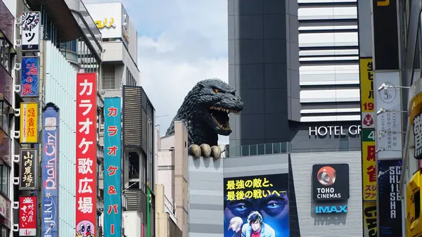 Godzilla Yolu 'nda Shinjuku' da Godzilla Head heykeli var. Tokyo, Japonya.