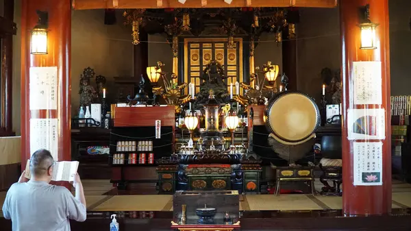 Budist tapınağında dua ediyorum. Tokyo, Japonya.