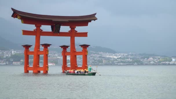 Red Torii Gate Vid Miyajima Itsukushima Helgedom Hiroshima — Stockvideo
