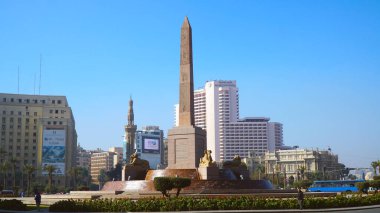 Tahrir Meydanı ve Ramses II Obelisk. Kahire, Mısır - 31 Ocak 2024. 