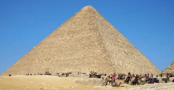 Büyük Giza Piramidi. Firavun Khufu 'nun (Cheops) mezarı. Kahire, Mısır - 1 Şubat 2024.