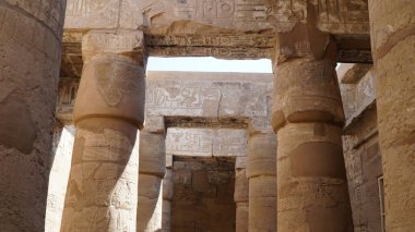 Karnak Tapınağı, Luxor, Mısır. Sütun Üzerine Hiyerogliflerle Büyük Hypostyle Salonu.