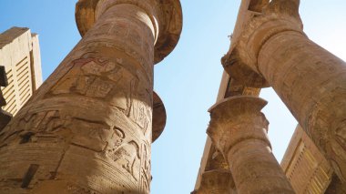 Karnak Tapınağı, Luxor, Mısır. Sütun Üzerine Hiyerogliflerle Büyük Hypostyle Salonu.