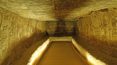 Ebu Simbel 'deki Küçük Tapınağın İçi (Hathor ve Nefertari Tapınağı), Mısır