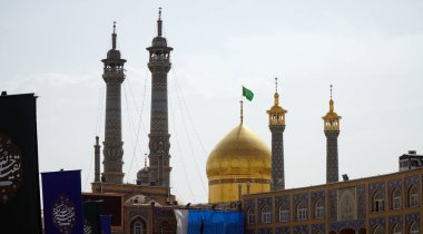 İran 'ın Qom kentindeki Fatimah Masumeh Tapınağı.