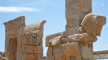 Persepolis harabeleri, Achaemenid İmparatorluğunun başkenti. Taş Boğa Heykeli Antik Sütun, Şiraz, İran.