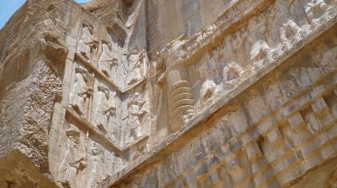 Persepolis, Şiraz, İran yakınlarındaki Kuh-e Rahmat 'ta Artaxerxes III (ya da Artaxerxes II) Kaya Yardım Cemaati.