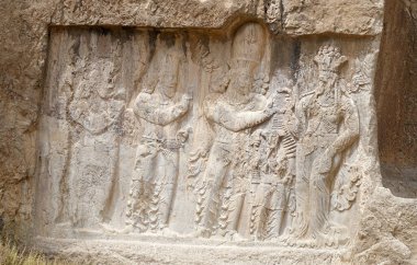 Naqsh-e Rostam, Şii İran 'daki Sasanian Kaya Yardım Derneği. Ardashir I, Shapur I, Bahram II, Narseh, Shapur II, Shapur III, Hormizd II.
