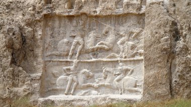 Naqsh-e Rostam, Şii İran 'daki Sasanian Kaya Yardım Derneği. Ardashir I, Shapur I, Bahram II, Narseh, Shapur II, Shapur III, Hormizd II.