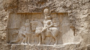 Naqsh-e Rostam, Şii İran 'daki Sasanian Kaya Yardım Derneği. Ardashir I, Shapur I, Bahram II, Narseh, Shapur II, Shapur III, Hormizd II.