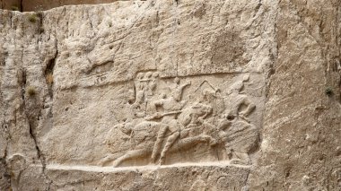 Naqsh-e Rostam, Şii İran 'daki Sasanian Kaya Yardım Derneği. Ardashir I, Shapur I, Bahram II, Narseh, Shapur II, Shapur III, Hormizd II.