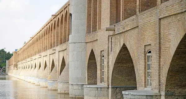 Tarihsel Siosepol Köprüsü (Si-o-Se-Pol veya 33 kemer köprüsü), İsfahan, İran