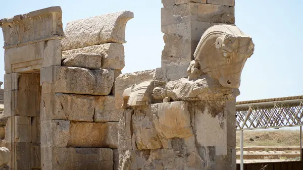 Persepolis harabeleri, Achaemenid İmparatorluğunun başkenti. Taş Boğa Heykeli Antik Sütun, Şiraz, İran.
