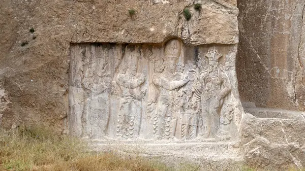 Naqsh-e Rostam, Şii İran 'daki Sasanian Kaya Yardım Derneği. Ardashir I, Shapur I, Bahram II, Narseh, Shapur II, Shapur III, Hormizd II.