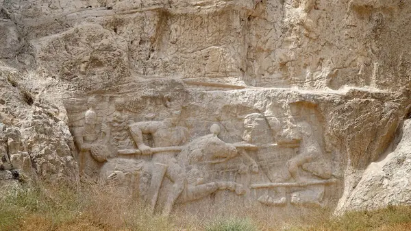 Naqsh-e Rostam, Şii İran 'daki Sasanian Kaya Yardım Derneği. Ardashir I, Shapur I, Bahram II, Narseh, Shapur II, Shapur III, Hormizd II.