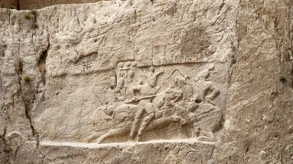 Naqsh-e Rostam, Şii İran 'daki Sasanian Kaya Yardım Derneği. Ardashir I, Shapur I, Bahram II, Narseh, Shapur II, Shapur III, Hormizd II.
