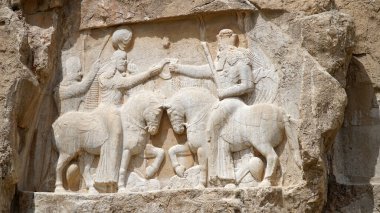 Naqsh-e Rostam, Şii İran 'daki Sasanian Kaya Yardım Derneği. Ardashir I, Shapur I, Bahram II, Narseh, Shapur II, Shapur III, Hormizd II.