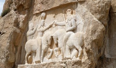 Naqsh-e Rostam, Şii İran 'daki Sasanian Kaya Yardım Derneği. Ardashir I, Shapur I, Bahram II, Narseh, Shapur II, Shapur III, Hormizd II.