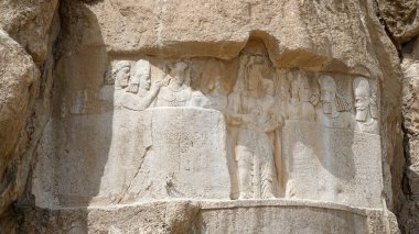 Naqsh-e Rostam, Şii İran 'daki Sasanian Kaya Yardım Derneği. Ardashir I, Shapur I, Bahram II, Narseh, Shapur II, Shapur III, Hormizd II.