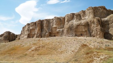Achaemenid Krallarının Naqsh-e Rostam, Shiraz, İran 'daki mezarları. I. Darius (Büyük Darius), I. Xerxes, I. Artaxerxes, II. Darius. 