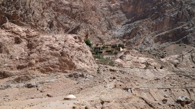 Chak Chak - İran 'daki Kutsal Zoroastrian Dağı Tapınağı ve Köyü