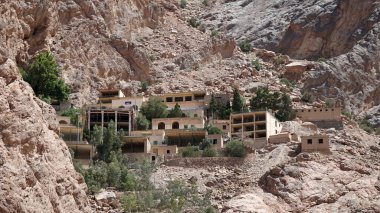 Chak Chak - İran 'daki Kutsal Zoroastrian Dağı Tapınağı ve Köyü