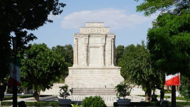 Tus, Horasan 'daki Ferdowsi' nin mezarı. Pers şairi Ferdowsi 'nin mozolesi. Mashhad, İran.