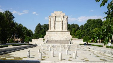 Tus, Horasan 'daki Ferdowsi' nin mezarı. Pers şairi Ferdowsi 'nin mozolesi. Mashhad, İran.