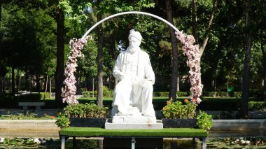 Ferdowsi Heykeli - Ferdowsi Mezar Kompleksi 'nin bir parçası, Mashhad, İran.