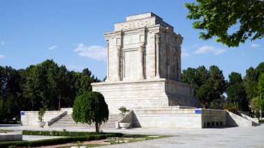 Tus, Horasan 'daki Ferdowsi' nin mezarı. Pers şairi Ferdowsi 'nin mozolesi. Mashhad, İran.