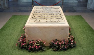 Ferdowsi 'nin Mezarı Anıtmezarının İçinde. Ferdowsi Mezar Kompleksi, Mashhad, İran.