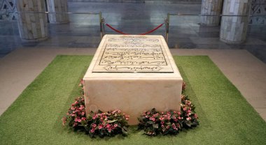 Ferdowsi 'nin Mezarı Anıtmezarının İçinde. Ferdowsi Mezar Kompleksi, Mashhad, İran.