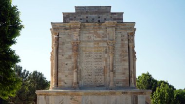 Tus, Horasan 'daki Ferdowsi' nin mezarı. Pers şairi Ferdowsi 'nin mozolesi. Mashhad, İran.