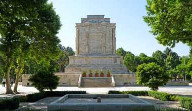 Tus, Horasan 'daki Ferdowsi' nin mezarı. Pers şairi Ferdowsi 'nin mozolesi. Mashhad, İran.