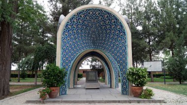 Nishapur 'daki Kamal al-Molk' un mezarı. İran 'ın ünlü Pers Ressamı Kamal-ol-Molk, Neyshabur Anıtmezarı.