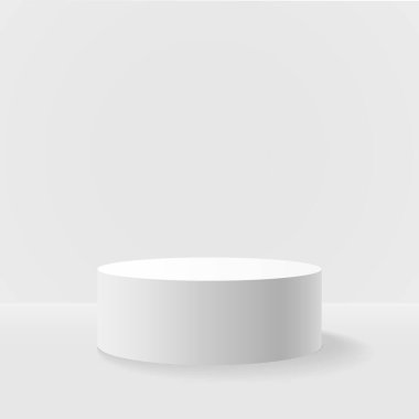 Beyaz odada ürünler sergileniyor.