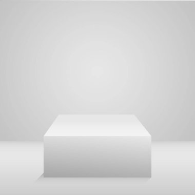 Beyaz odada ürünler sergileniyor.