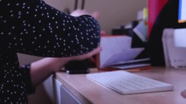 Bilgisayarda çalışan yakın plan kadın elleri. Yüksek kaliteli FullHD görüntüler