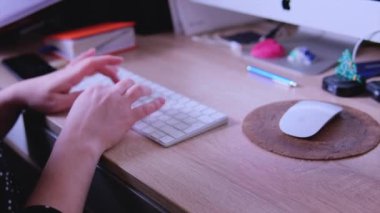 Bilgisayarda çalışan yakın plan kadın elleri. Yüksek kaliteli FullHD görüntüler