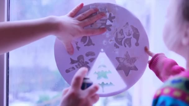 Matka Dzieckiem Maluje Płatki Śniegu Oknie Śniegiem Wysokiej Jakości Materiał — Wideo stockowe