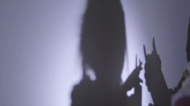 Gölge tiyatrosunda küçük mutlu bir aile oyunu oynayacağız. Duvardaki gölgeler. Yüksek kaliteli FullHD görüntüler